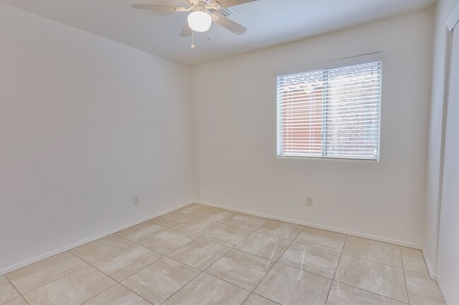 Building Photo - 3 Bedroom 2 Bathroom