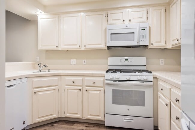 Building Photo - Spacious Downtown 2 bed/ 2.5 bath Condo - 2 blocks from Cottage!