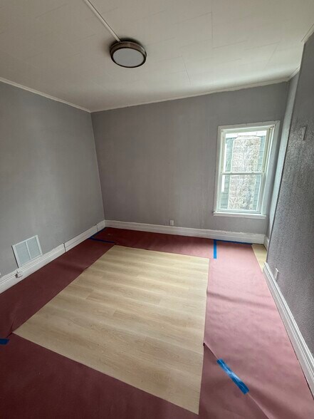 Building Photo - 313 Kossuth St