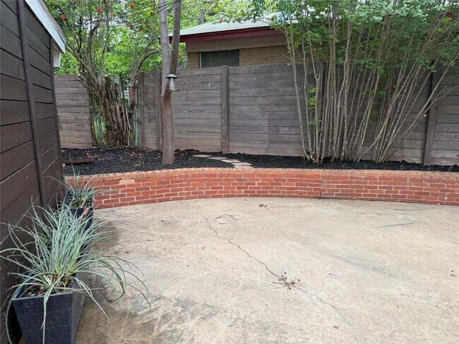 Building Photo - 4618 Englewood Dr