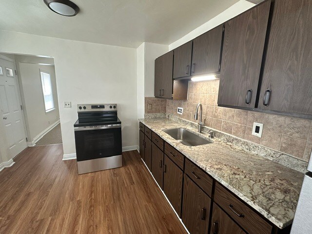 Building Photo - 812 S 109th St
