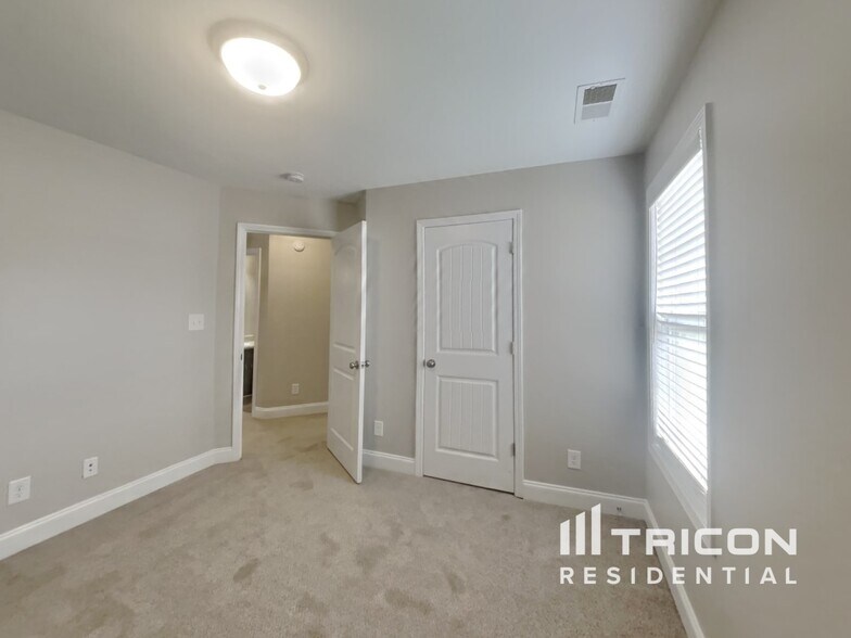Building Photo - 542 Magnolia Dr