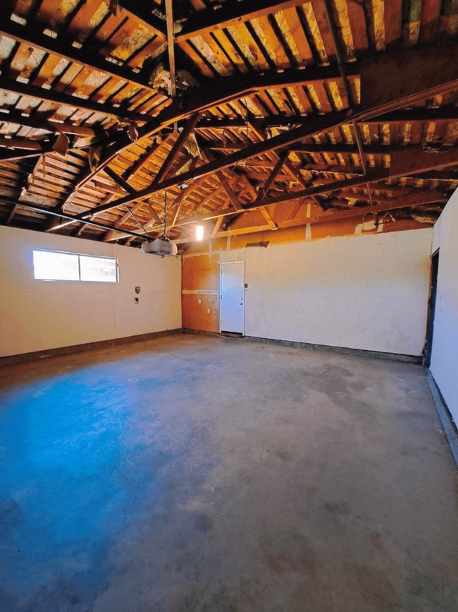 Building Photo - Amazing 3 Bedroom Home Near Cedar and Gett...