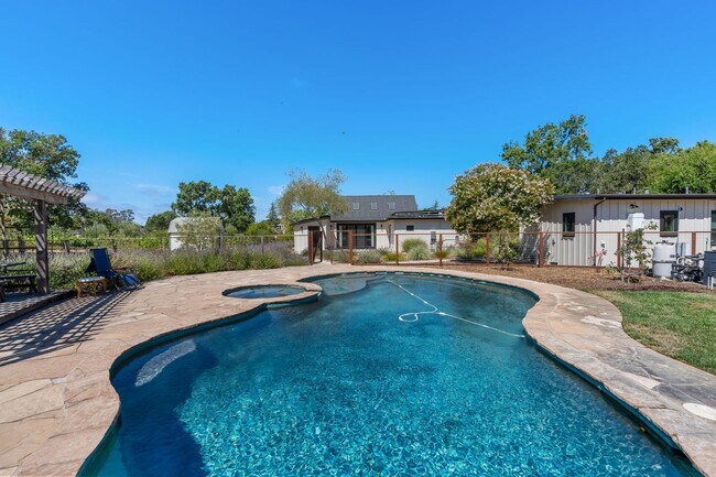 Building Photo - Modern Farmhouse w/ Pool and Paid Utilities