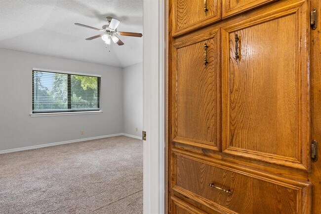 Building Photo - 506 Lakeway Dr