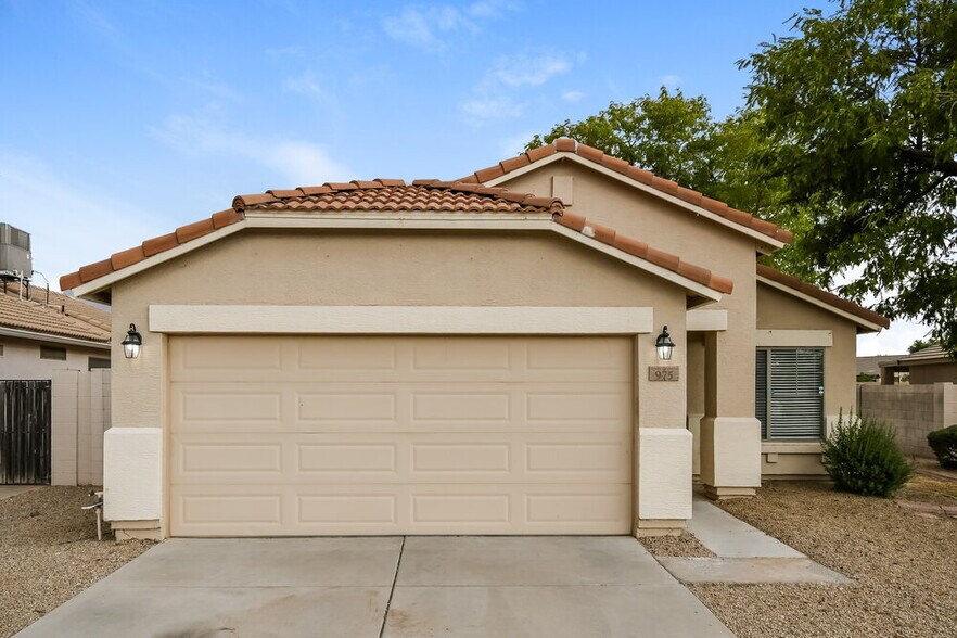 Primary Photo - 975 E Vernoa St