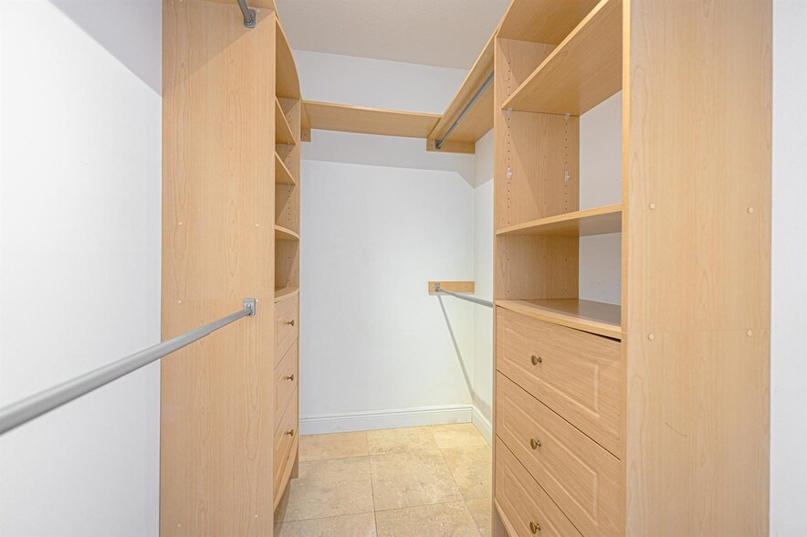 Building Photo - 2030 S Douglas Rd