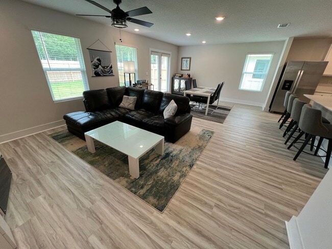Building Photo - Beautiful 3 Bedroom, 2 Bath Pace Home avai...