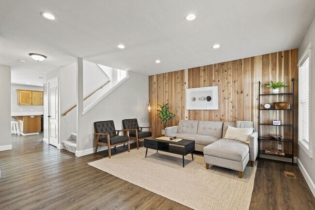 Building Photo - 753 SE Boysen Ln
