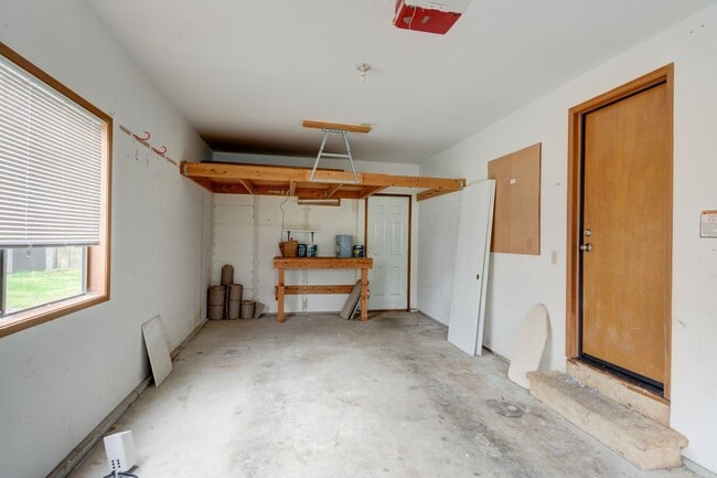 Building Photo - 3 Bedroom/2.5 bathroom townhouse centrally located Oak Harbor
