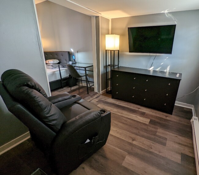 Building Photo - 146 2nd St