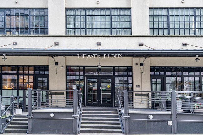 Building Photo - Stylish, south-facing 1-bdrm/1-bath loft in the Pearl—Deeded parking & storage