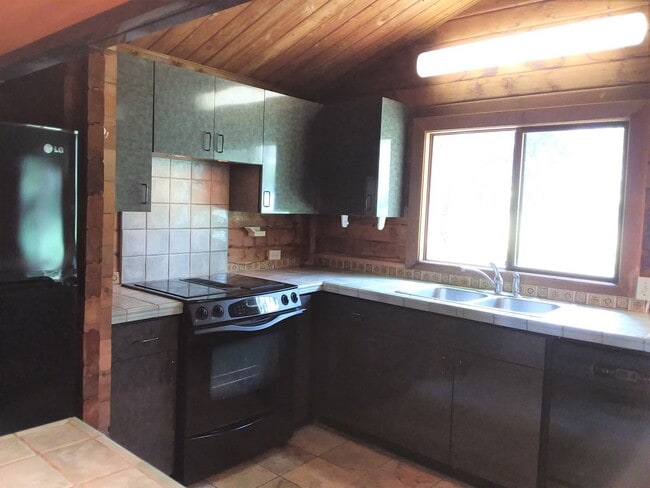 Building Photo - Oye, Alton M. and Brandie L. - Mamalahoa