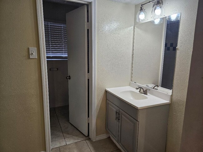 Master Bath - 5822 Twisted Pine Ct Unit A