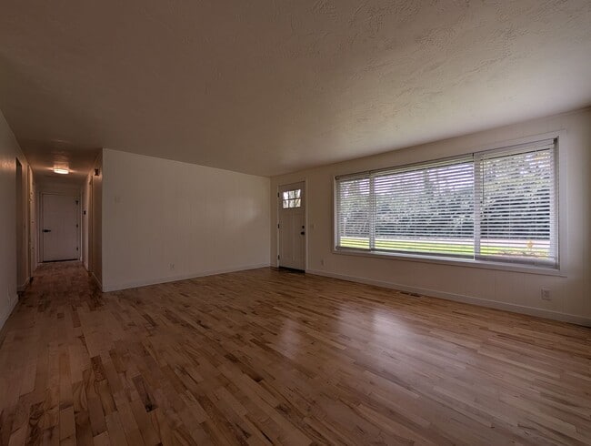 Building Photo - updated 4bed/2bath duplex near Oakway Rd