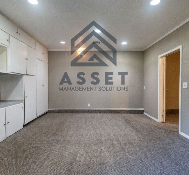 Building Photo - Cute 5 Bedroom House!