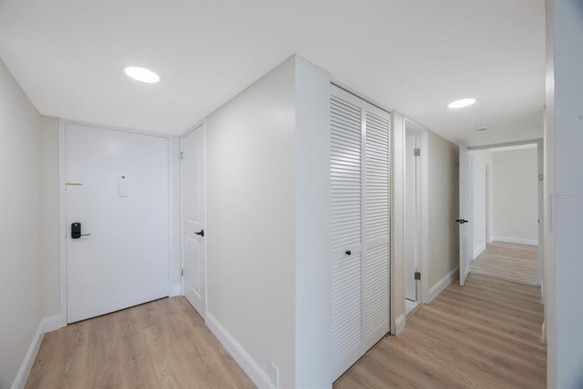 Building Photo - 7400 Sun Island Dr S