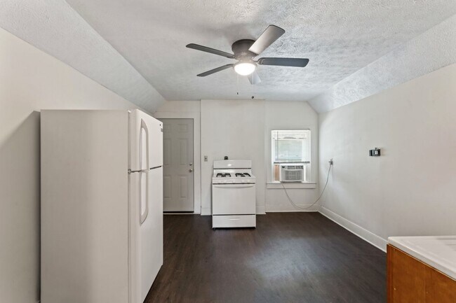 Building Photo - 817 Rubel Ave