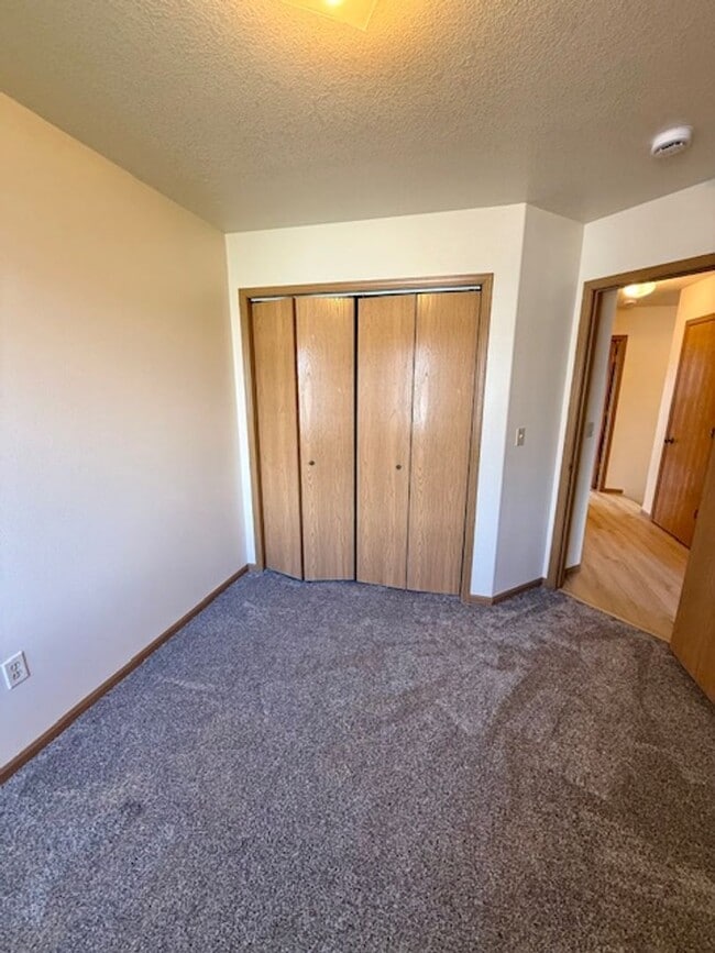Building Photo - Charming 3 Bed, 1.5 Bath Unit in the Heart...