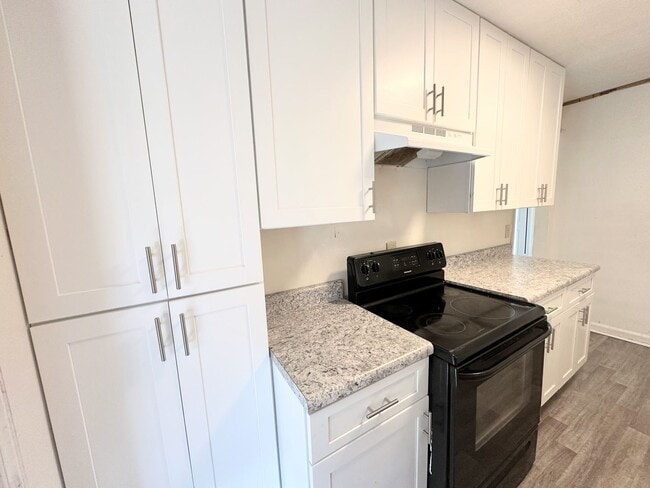 Building Photo - Cozy 3 bedrooms with charming kitchen upda...