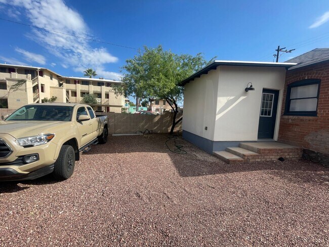 Building Photo - COMING SOON! 1 Bed / 1 Bath Cottage in U o...