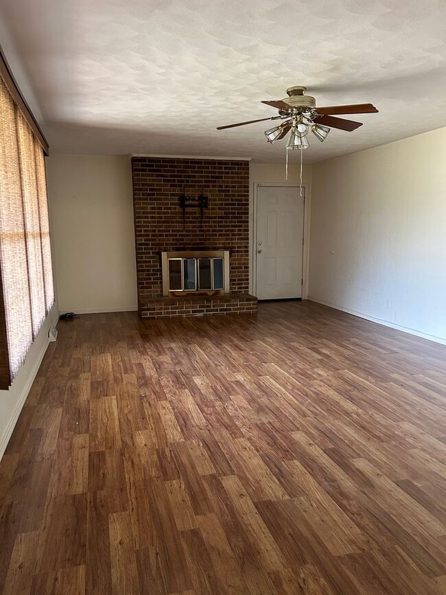 Building Photo - 302 Salem St