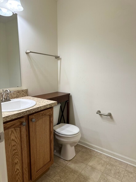 Half bath - 5468 Nottinghamshire Ln