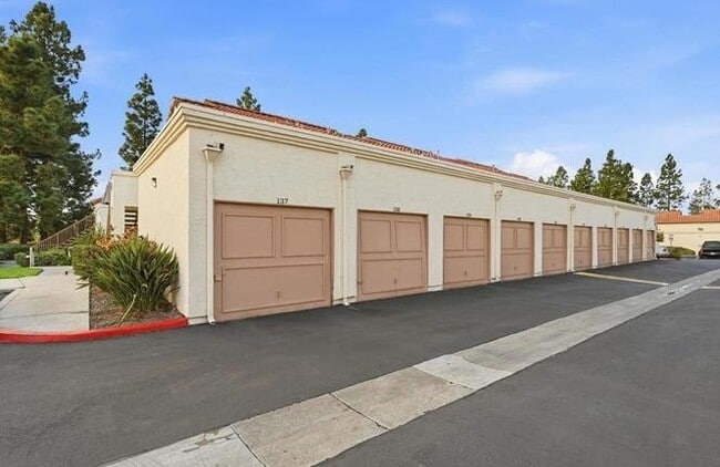 Building Photo - 744 Eastshore Terrace