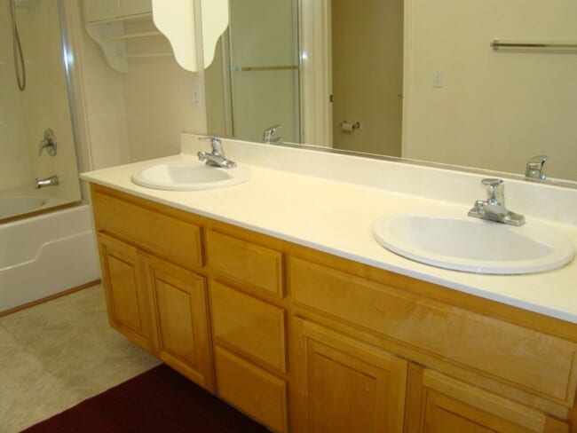 Building Photo - Townhouse 2 bedroom, 2 bath, washer/dryer, refrigerator, 2 car garage, patio