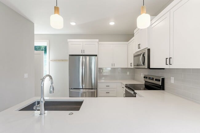 Building Photo - 4 bed, 4 bath Multi-Level Home in Pringle ...