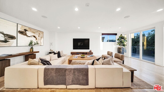 Building Photo - 2915 Tuna Canyon Rd