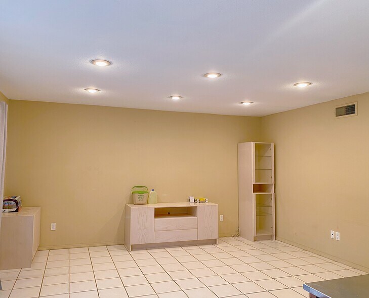 Building Photo - 324 S Palo Cedro Dr