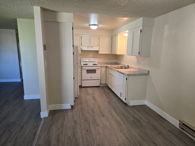 Building Photo - Newly remodeled 3 bedroom 2 bath