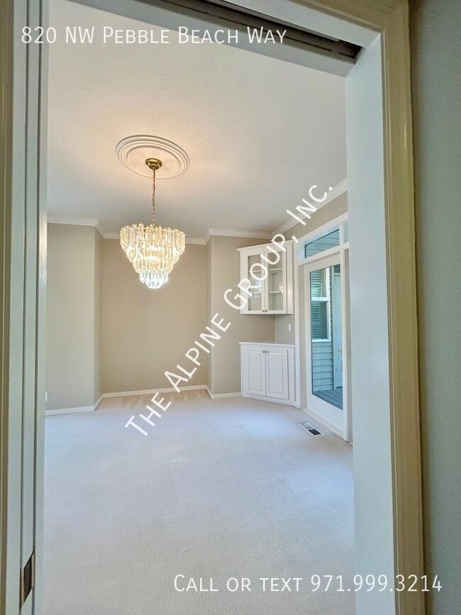 Building Photo - 820 NW Pebble Beach Way