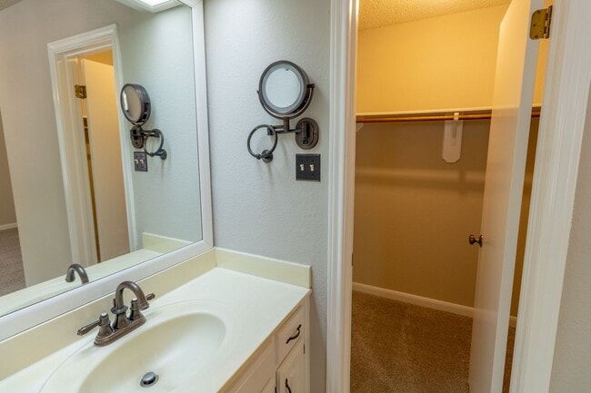 Building Photo - Gorgeous 3 Bedroom, 2 Bathroom Home in Aus...