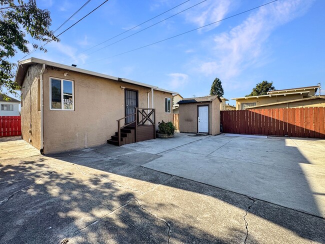 Building Photo - 1 Bedroom House with Private Parking & Out...