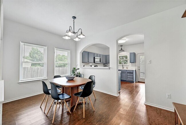 Building Photo - 808 N Creek Blvd