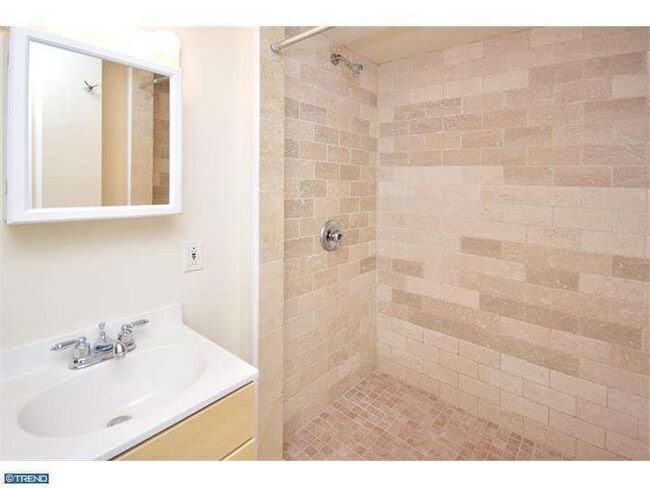 Building Photo - 1634 Waverly St