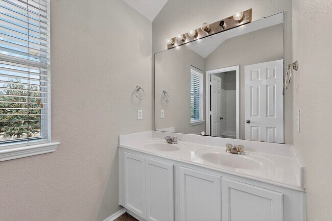 Building Photo - Great Home with Room To Grow in Southbrook!