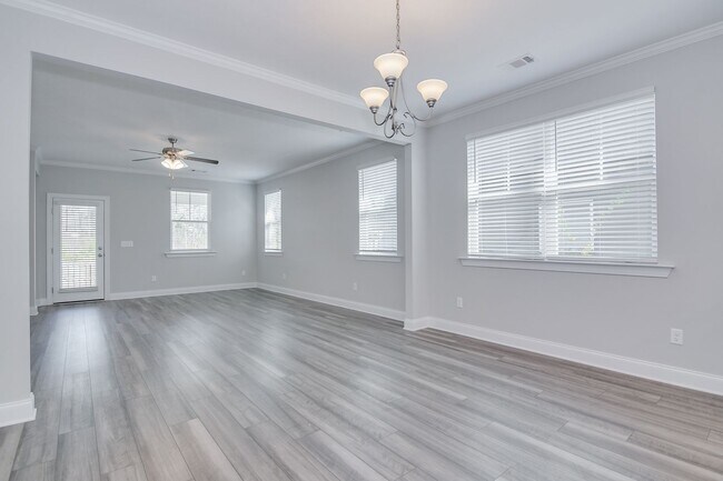 Building Photo - 3 Bedroom 2 Bathroom Ranch