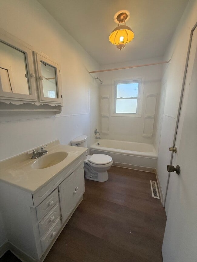 Building Photo - 3 Bed 1 Bath with Bonus Room Coming Soon!