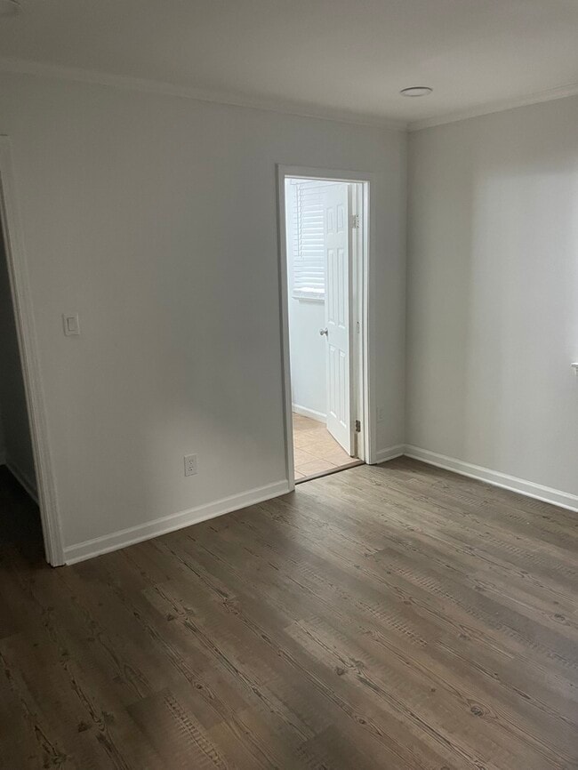 Building Photo - Newly Renovated!