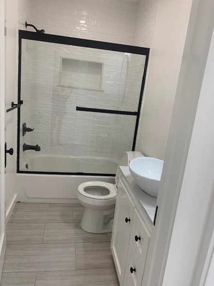 Building Photo - 435 E Yale Ave