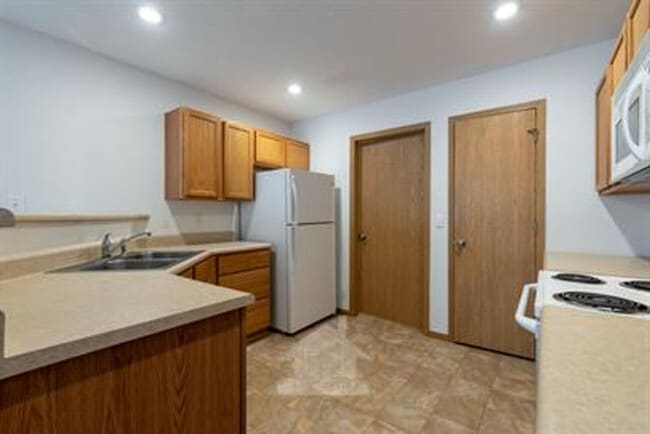 Building Photo - AVAILABLE MID AUGUST - PHOTOS ARE OF SIMIL...