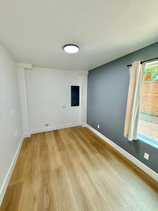 Building Photo - Spacious 3-Bedroom Townhome in the Heart of Greenwood