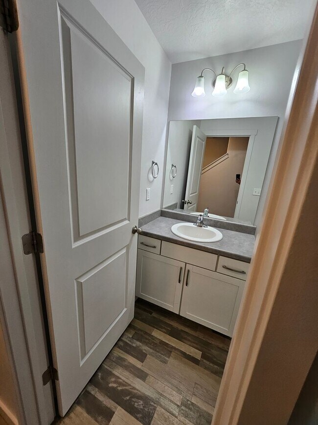 Building Photo - 4 Bedroom Town Home for Rent