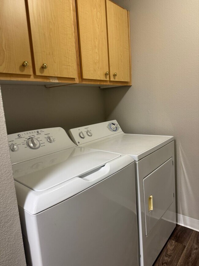 Building Photo - Life Just Got Better Come See For Yourself At Powell Court Apartments!!