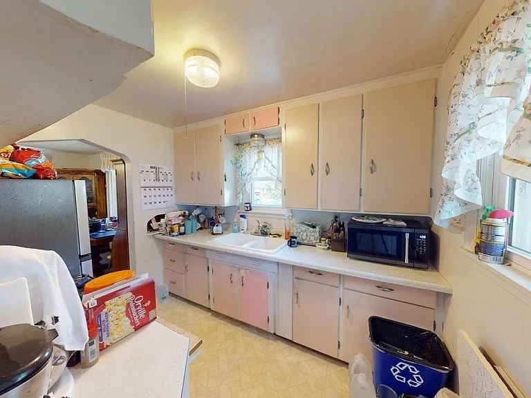 Building Photo - 430 Ulstad Ave