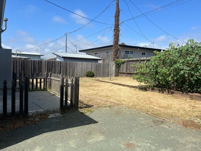 Building Photo - 464 Arbutus Ave