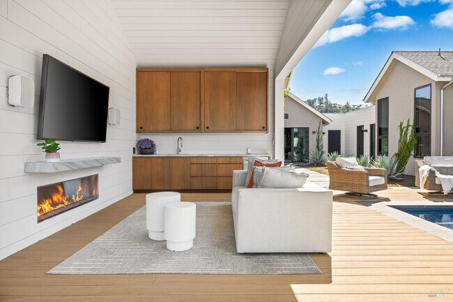 Building Photo - 987 Mark West Springs Rd